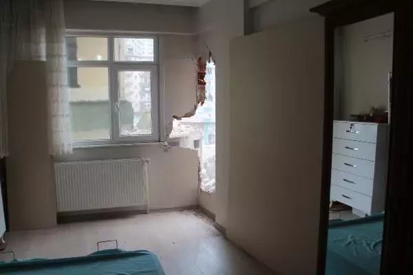 Yıkım sırasında bitişikteki evin duvarı delindi, yatak odası molozla doldu Yıkım sırasında bitişikteki evin duvarı delindi, yatak odası molozla doldu