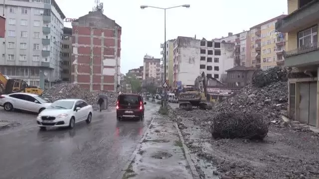 Yol genişleme çalışması için bir binanın yıkım işlemleri sırasında yan apartmanın duvarı zarar gördü Yol genişleme çalışması için bir binanın yıkım işlemleri sırasında yan apartmanın duvarı zarar gördü