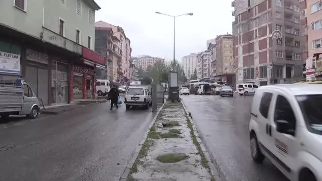 Yol genişleme çalışması için bir binanın yıkım işlemleri sırasında yan apartmanın duvarı zarar gördü Yol genişleme çalışması için bir binanın yıkım işlemleri sırasında yan apartmanın duvarı zarar gördü