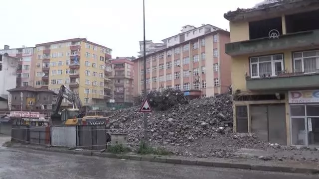 Yol genişleme çalışması için bir binanın yıkım işlemleri sırasında yan apartmanın duvarı zarar gördü Yol genişleme çalışması için bir binanın yıkım işlemleri sırasında yan apartmanın duvarı zarar gördü