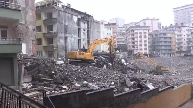 Yol genişleme çalışması için bir binanın yıkım işlemleri sırasında yan apartmanın duvarı zarar gördü Yol genişleme çalışması için bir binanın yıkım işlemleri sırasında yan apartmanın duvarı zarar gördü