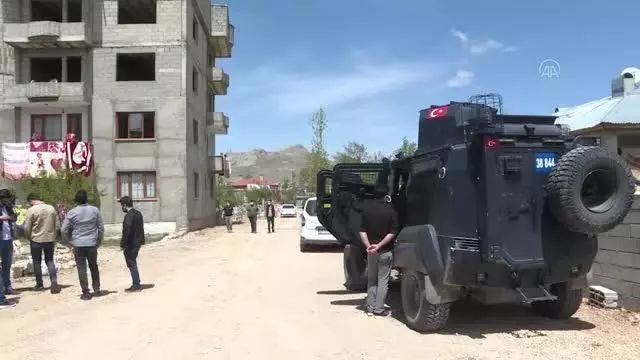 Yol kenarında yanmış erkek cesedi bulundu Yol kenarında yanmış erkek cesedi bulundu
