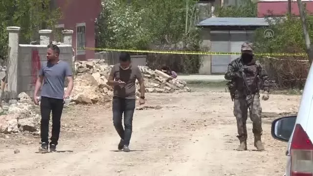 Yol kenarında yanmış erkek cesedi bulundu Yol kenarında yanmış erkek cesedi bulundu