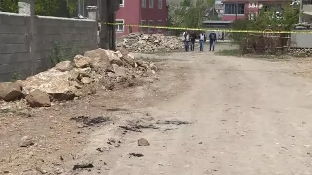 Yol kenarında yanmış erkek cesedi bulundu Yol kenarında yanmış erkek cesedi bulundu