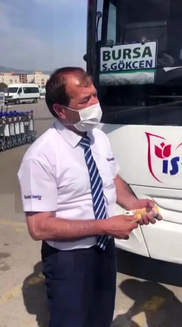 Yolcunun otobüste unuttuğu 4 bin Euro ile iki telefonu kendisine teslim edildi, yolcu rahat nefes aldı Yolcunun otobüste unuttuğu 4 bin Euro ile iki telefonu kendisine teslim edildi, yolcu rahat nefes aldı