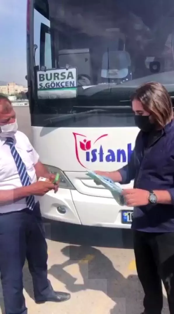 Yolcunun otobüste unuttuğu 4 bin Euro ile iki telefonu kendisine teslim edildi, yolcu rahat nefes aldı Yolcunun otobüste unuttuğu 4 bin Euro ile iki telefonu kendisine teslim edildi, yolcu rahat nefes aldı