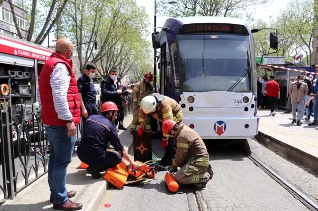 Yolun karşısına geçmek isterken tramvayın altında kaldı Yolun karşısına geçmek isterken tramvayın altında kaldı