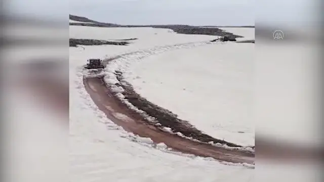 Yörüklerin yayla göçü için kullanacağı yollar kardan arındırıldı Yörüklerin yayla göçü için kullanacağı yollar kardan arındırıldı