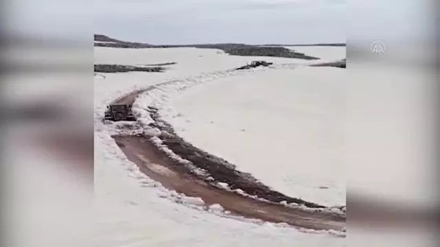 Yörüklerin yayla göçü için kullanacağı yollar kardan arındırıldı Yörüklerin yayla göçü için kullanacağı yollar kardan arındırıldı