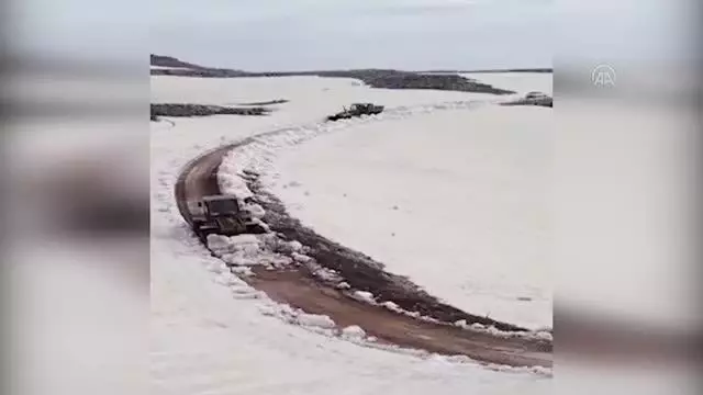 Yörüklerin yayla göçü için kullanacağı yollar kardan arındırıldı Yörüklerin yayla göçü için kullanacağı yollar kardan arındırıldı