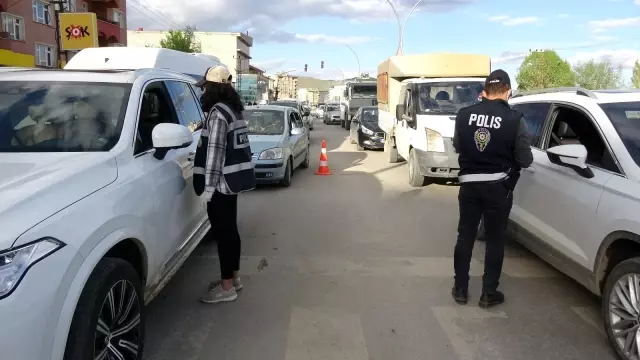 Yüksekova polisinden korona virüse karşı sıkı denetim Yüksekova polisinden korona virüse karşı sıkı denetim