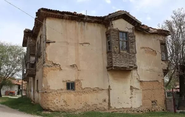 YUNAN ORDUSUNUN KARARGAH OLARAK KULLANDIĞI TARİHİ KONAK YIKILMAK ÜZERE YUNAN ORDUSUNUN KARARGAH OLARAK KULLANDIĞI TARİHİ KONAK YIKILMAK ÜZERE
