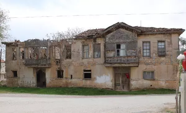 YUNAN ORDUSUNUN KARARGAH OLARAK KULLANDIĞI TARİHİ KONAK YIKILMAK ÜZERE YUNAN ORDUSUNUN KARARGAH OLARAK KULLANDIĞI TARİHİ KONAK YIKILMAK ÜZERE