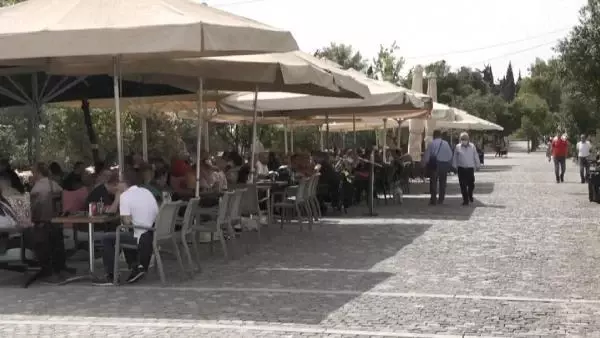 Yunanistan'da restoran ve kafeler yeniden açıldı Yunanistan'da restoran ve kafeler yeniden açıldı