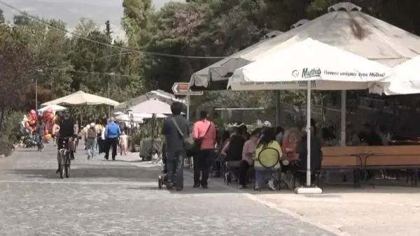 Yunanistan'da restoran ve kafeler yeniden açıldı Yunanistan'da restoran ve kafeler yeniden açıldı