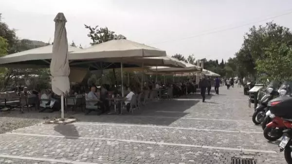 Yunanistan'da restoran ve kafeler yeniden açıldı Yunanistan'da restoran ve kafeler yeniden açıldı