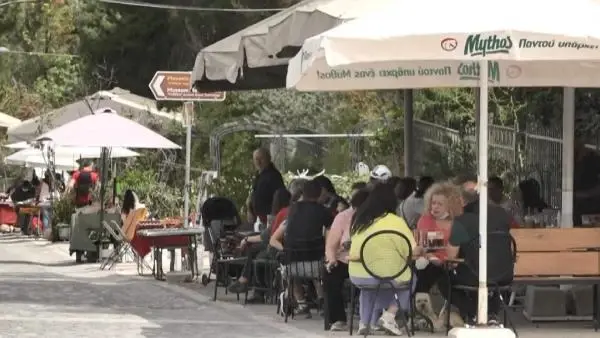 Yunanistan'da restoran ve kafeler yeniden açıldı Yunanistan'da restoran ve kafeler yeniden açıldı