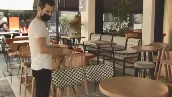 Yunanistan'da restoran ve kafeler yeniden açıldı Yunanistan'da restoran ve kafeler yeniden açıldı