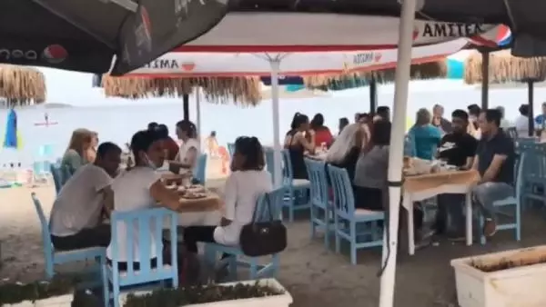 Yunanistan'da restoran ve kafeler yeniden açıldı Yunanistan'da restoran ve kafeler yeniden açıldı