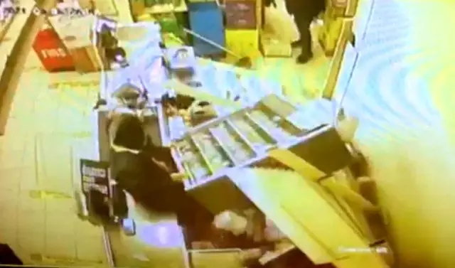 Zeytinburnu'nda şaşkın hırsızlar kamerada Zeytinburnu'nda şaşkın hırsızlar kamerada
