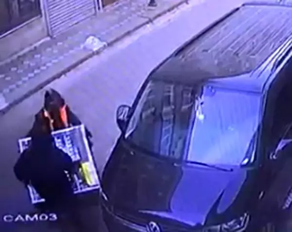 Zeytinburnu'nda şaşkın hırsızlar kamerada Zeytinburnu'nda şaşkın hırsızlar kamerada