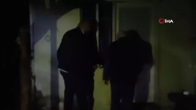 15 saattir haber alınamayan yaşlı kadın camı kırılarak girilen evinde baygın halde bulundu 15 saattir haber alınamayan yaşlı kadın camı kırılarak girilen evinde baygın halde bulundu