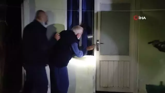 15 saattir haber alınamayan yaşlı kadın camı kırılarak girilen evinde baygın halde bulundu 15 saattir haber alınamayan yaşlı kadın camı kırılarak girilen evinde baygın halde bulundu