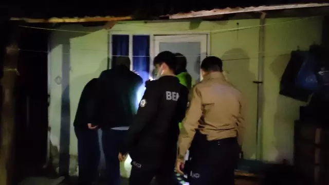 15 saattir haber alınamayan yaşlı kadın camı kırılarak girilen evinde baygın halde bulundu 15 saattir haber alınamayan yaşlı kadın camı kırılarak girilen evinde baygın halde bulundu