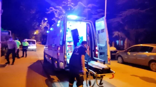 15 saattir haber alınamayan yaşlı kadın camı kırılarak girilen evinde baygın halde bulundu 15 saattir haber alınamayan yaşlı kadın camı kırılarak girilen evinde baygın halde bulundu