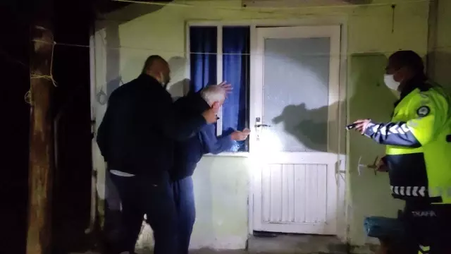 15 saattir haber alınamayan yaşlı kadın camı kırılarak girilen evinde baygın halde bulundu 15 saattir haber alınamayan yaşlı kadın camı kırılarak girilen evinde baygın halde bulundu