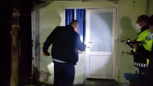 15 saattir haber alınamayan yaşlı kadın camı kırılarak girilen evinde baygın halde bulundu 15 saattir haber alınamayan yaşlı kadın camı kırılarak girilen evinde baygın halde bulundu