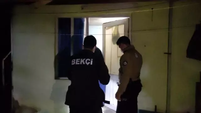 15 saattir haber alınamayan yaşlı kadın camı kırılarak girilen evinde baygın halde bulundu 15 saattir haber alınamayan yaşlı kadın camı kırılarak girilen evinde baygın halde bulundu