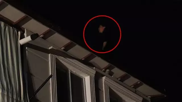 16 yaşındaki genç kız, çatıya çıkarak intihara kalkıştı 16 yaşındaki genç kız, çatıya çıkarak intihara kalkıştı