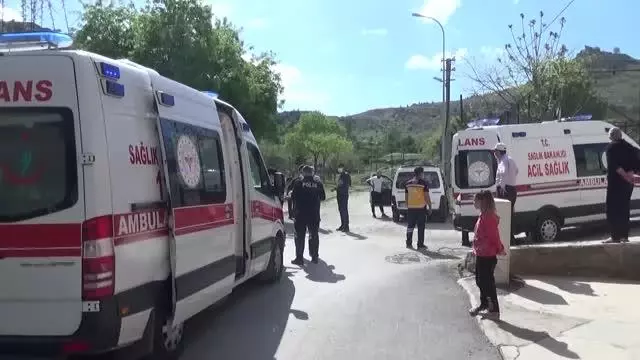 AFYONKARAHİSAR - Duvara çarpan otomobildeki 3 kişi yaralandı AFYONKARAHİSAR - Duvara çarpan otomobildeki 3 kişi yaralandı