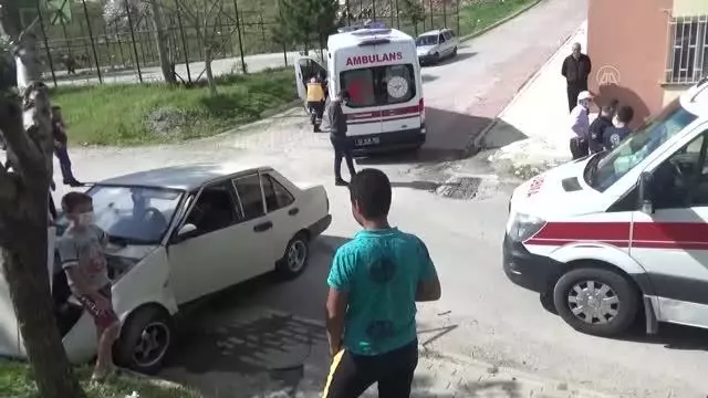 AFYONKARAHİSAR - Duvara çarpan otomobildeki 3 kişi yaralandı AFYONKARAHİSAR - Duvara çarpan otomobildeki 3 kişi yaralandı