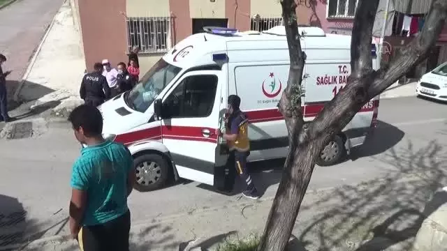 AFYONKARAHİSAR - Duvara çarpan otomobildeki 3 kişi yaralandı AFYONKARAHİSAR - Duvara çarpan otomobildeki 3 kişi yaralandı