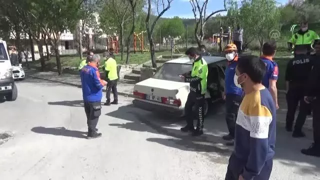 AFYONKARAHİSAR - Duvara çarpan otomobildeki 3 kişi yaralandı AFYONKARAHİSAR - Duvara çarpan otomobildeki 3 kişi yaralandı