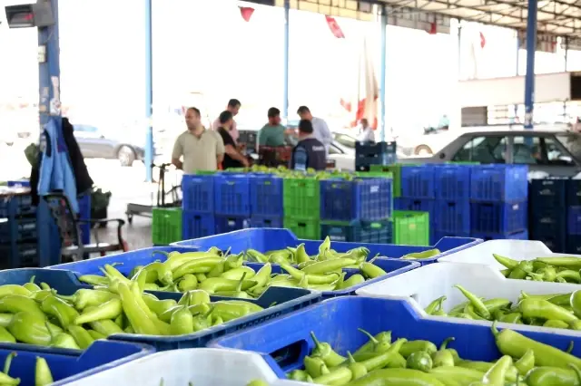Antalya halinde semt pazarı hareketliliği başladı Antalya halinde semt pazarı hareketliliği başladı