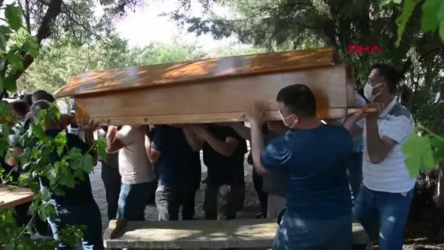Son dakika gündem: ANTALYA KAZADA YANARAK ÖLEN KUZENLER TOPRAĞA VERİLDİ Son dakika gündem: ANTALYA KAZADA YANARAK ÖLEN KUZENLER TOPRAĞA VERİLDİ