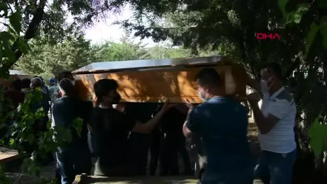Son dakika gündem: ANTALYA KAZADA YANARAK ÖLEN KUZENLER TOPRAĞA VERİLDİ Son dakika gündem: ANTALYA KAZADA YANARAK ÖLEN KUZENLER TOPRAĞA VERİLDİ