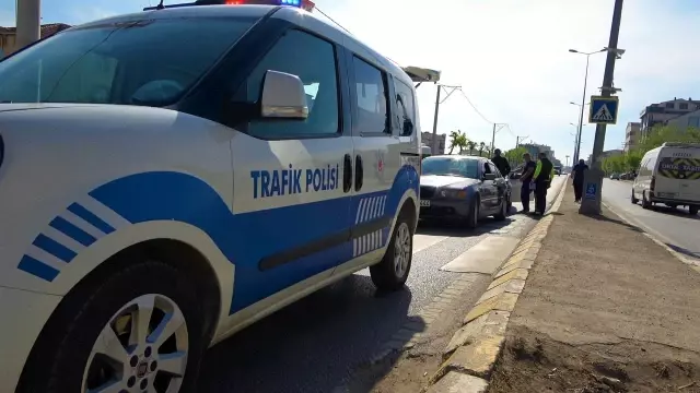 Arka arkaya giden iki otomobil çarpıştı: 1 yaralı Arka arkaya giden iki otomobil çarpıştı: 1 yaralı
