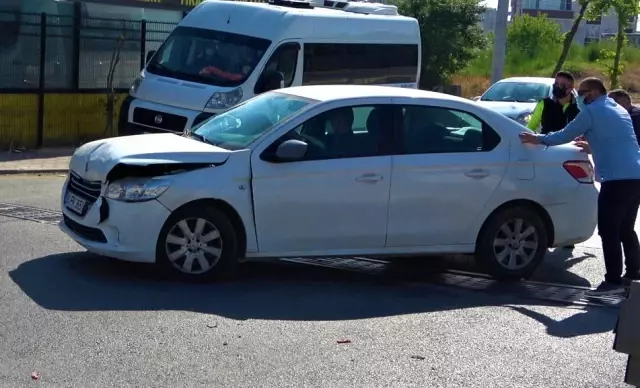 Arka arkaya giden iki otomobil çarpıştı: 1 yaralı Arka arkaya giden iki otomobil çarpıştı: 1 yaralı