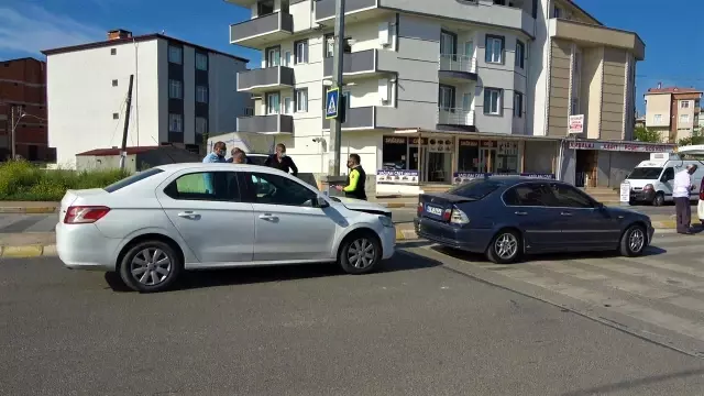 Arka arkaya giden iki otomobil çarpıştı: 1 yaralı Arka arkaya giden iki otomobil çarpıştı: 1 yaralı