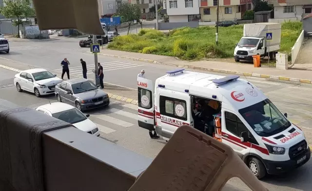 Arka arkaya giden iki otomobil çarpıştı: 1 yaralı Arka arkaya giden iki otomobil çarpıştı: 1 yaralı