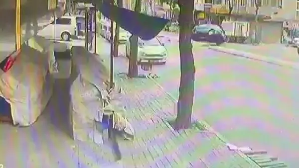 AVCILAR'DA CİP AYDINLATMA DİREĞİNE BÖYLE ÇARPTI AVCILAR'DA CİP AYDINLATMA DİREĞİNE BÖYLE ÇARPTI