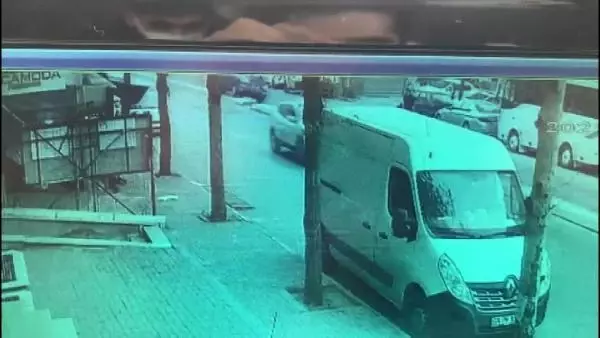 AVCILAR'DA CİP AYDINLATMA DİREĞİNE BÖYLE ÇARPTI AVCILAR'DA CİP AYDINLATMA DİREĞİNE BÖYLE ÇARPTI