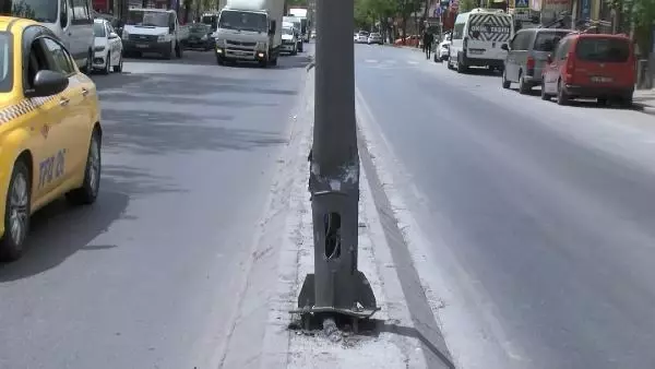 AVCILAR'DA CİP AYDINLATMA DİREĞİNE BÖYLE ÇARPTI AVCILAR'DA CİP AYDINLATMA DİREĞİNE BÖYLE ÇARPTI
