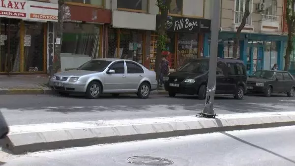 AVCILAR'DA CİP AYDINLATMA DİREĞİNE BÖYLE ÇARPTI AVCILAR'DA CİP AYDINLATMA DİREĞİNE BÖYLE ÇARPTI