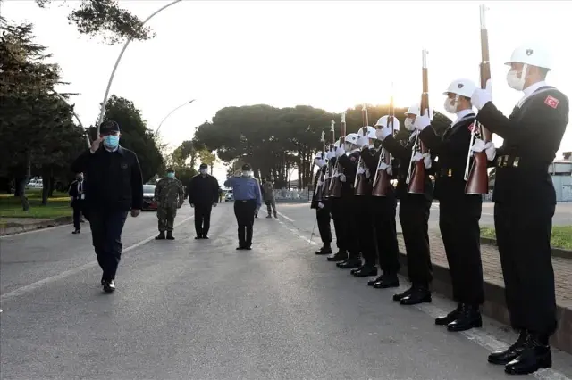 Milli Savunma Bakanı Akar, Gölcük Donanma Komutanlığında leventlerle iftar yaptı (1) Milli Savunma Bakanı Akar, Gölcük Donanma Komutanlığında leventlerle iftar yaptı (1)