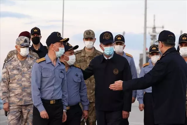 Milli Savunma Bakanı Akar, Gölcük Donanma Komutanlığında leventlerle iftar yaptı (1) Milli Savunma Bakanı Akar, Gölcük Donanma Komutanlığında leventlerle iftar yaptı (1)